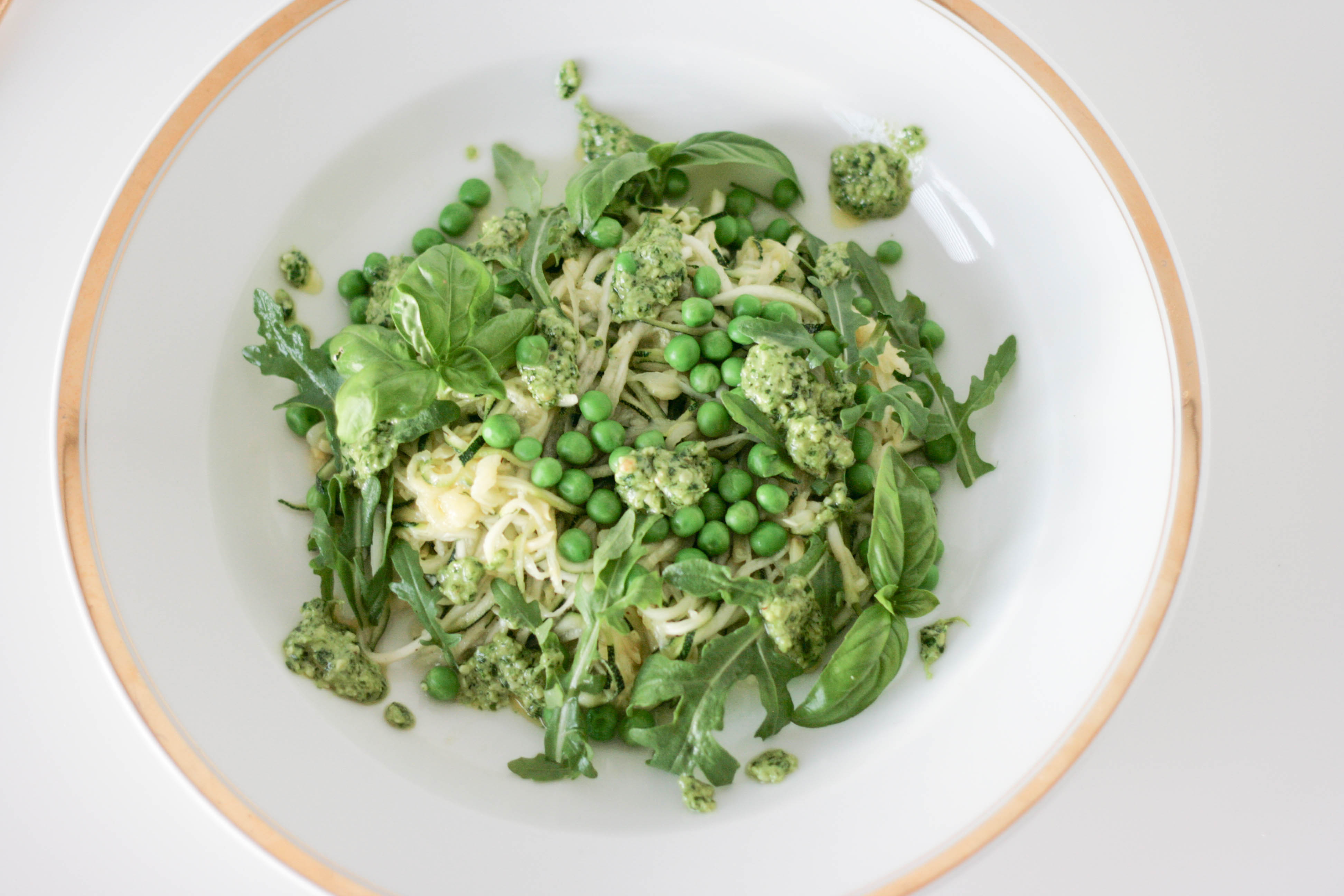 Zucchini Pasta mit Rucola-Walnuss-Pesto