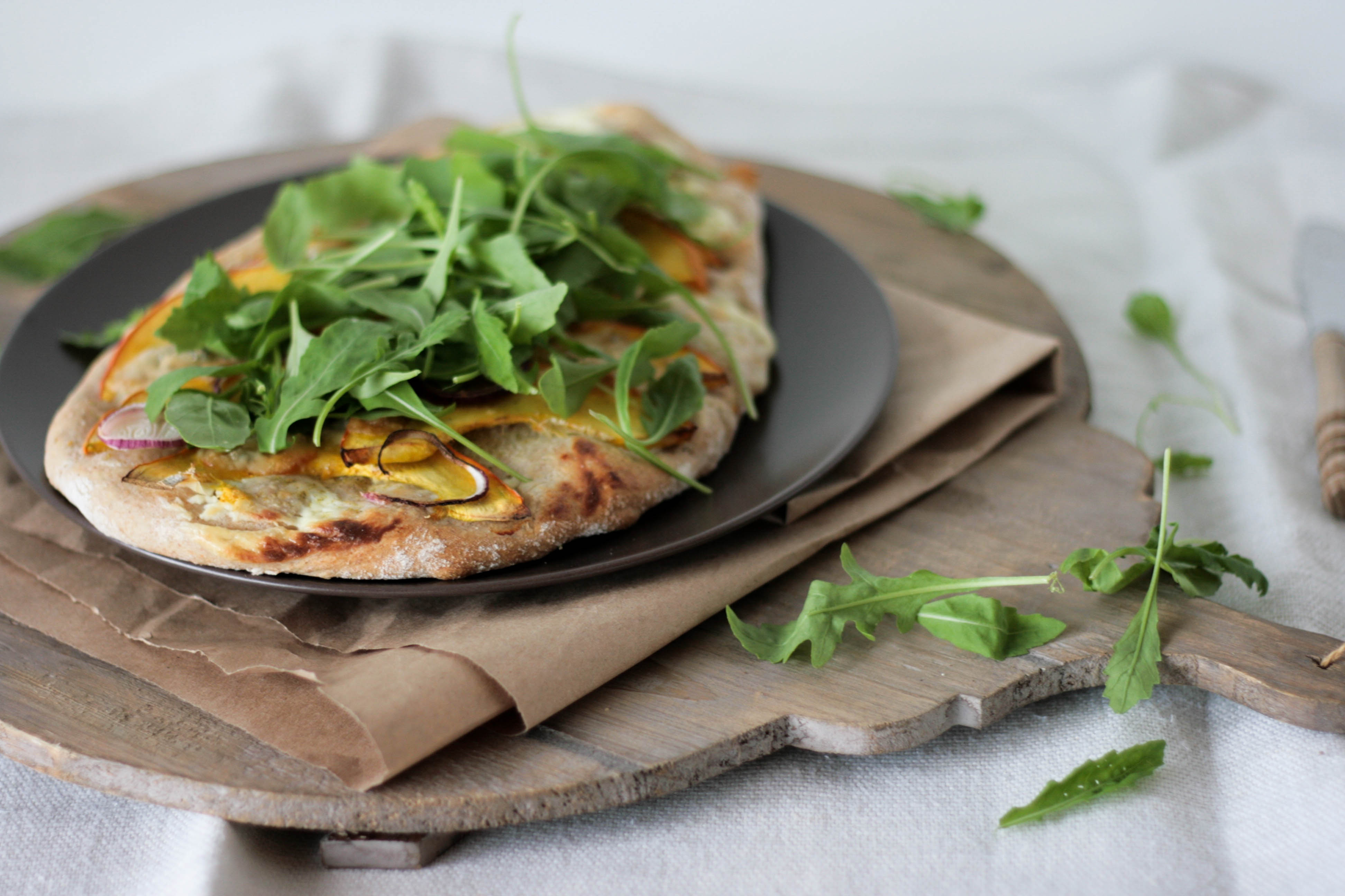 weiße Pizza mit Kürbis, Gorgonzola und Rucola