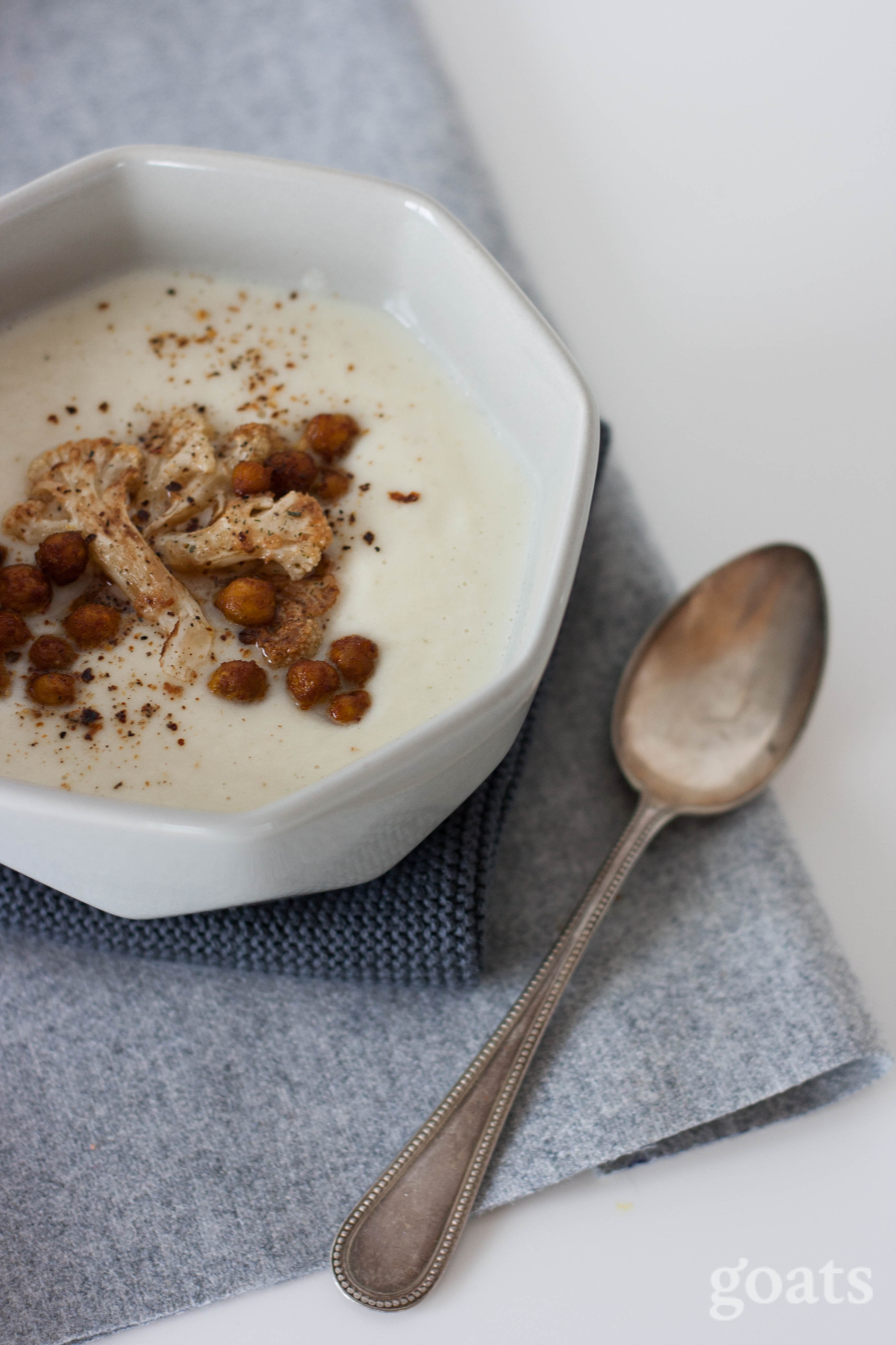 Blumenkohlsuppe mit gerösteten Kichererbsen - goats.today
